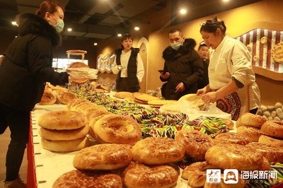 新疆阿勒泰:小馕饼促增收